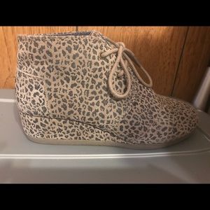 Toms Leopard booties wedges size 4 youth Comfy!